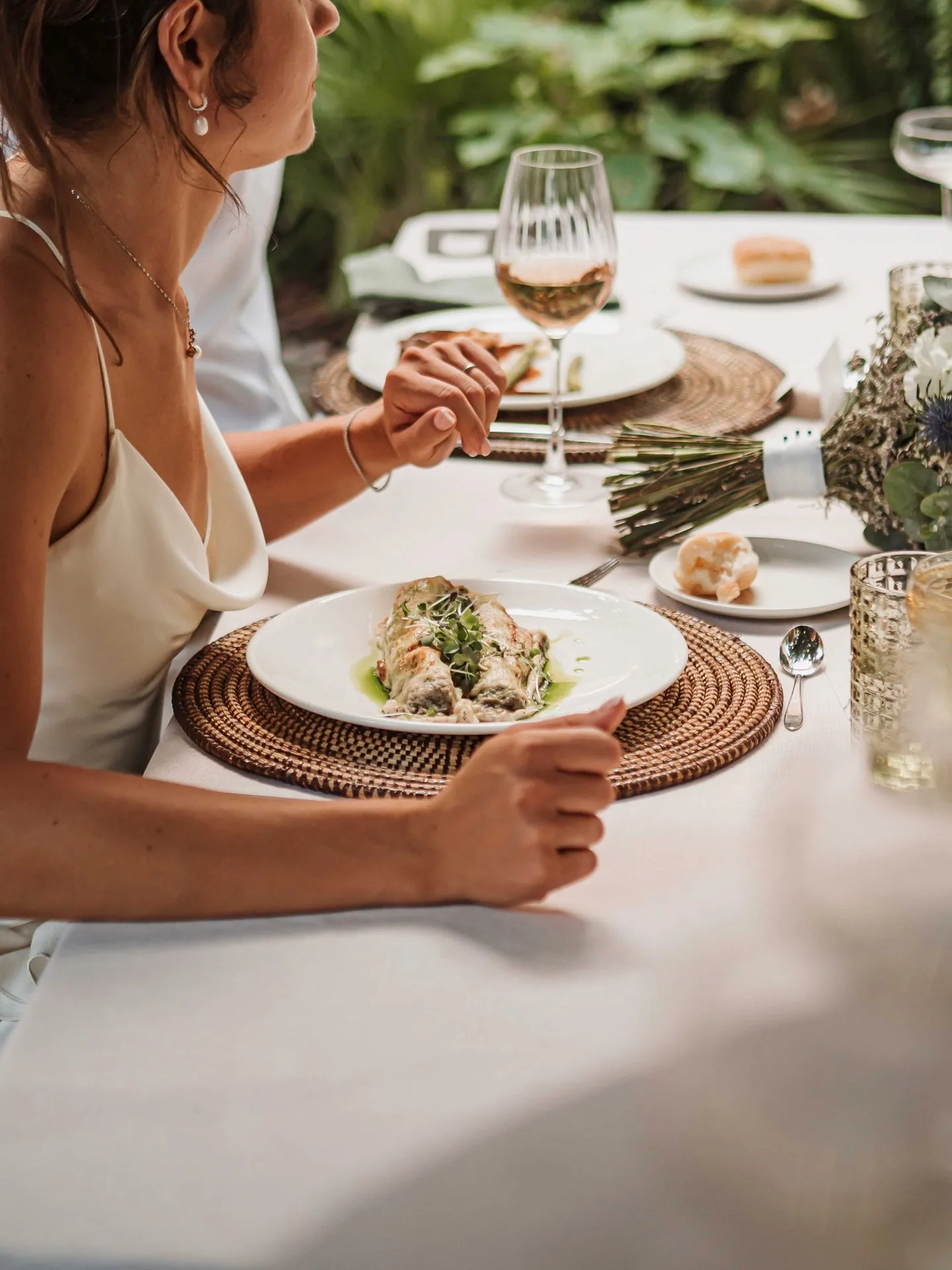 Un plato de la casa servido en la mesa