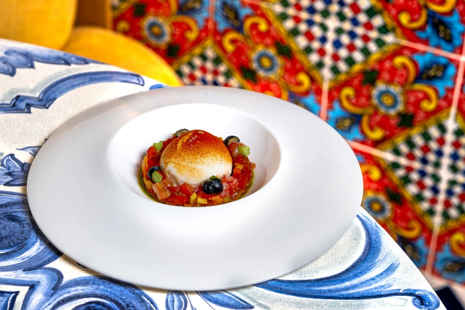 Burrata servida sobre azulejos sicilianos