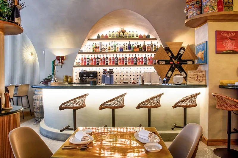 La barra de Ozio con su arco de botellas