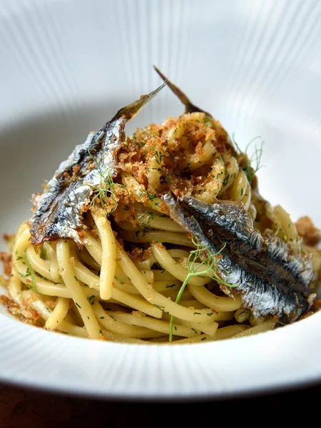 Spaghetti con sardinas y pan rallado