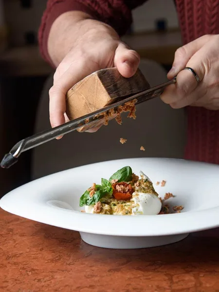 Rallando trufa sobre un plato de la casa