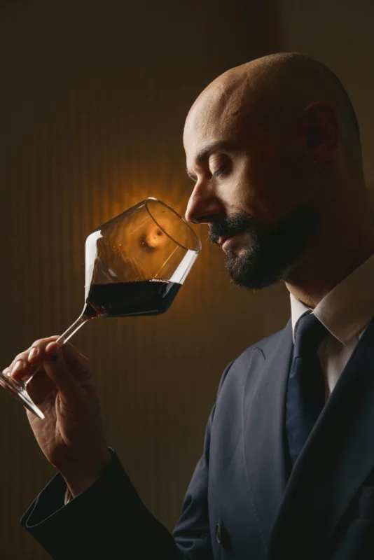 Sumiller catando una copa de vino tinto